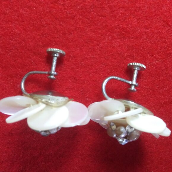 VTG Mother of Pearl CLUSTER Screw Back EARRINGS Flower Shaped  Japan  FLAWS - Picture 8 of 16